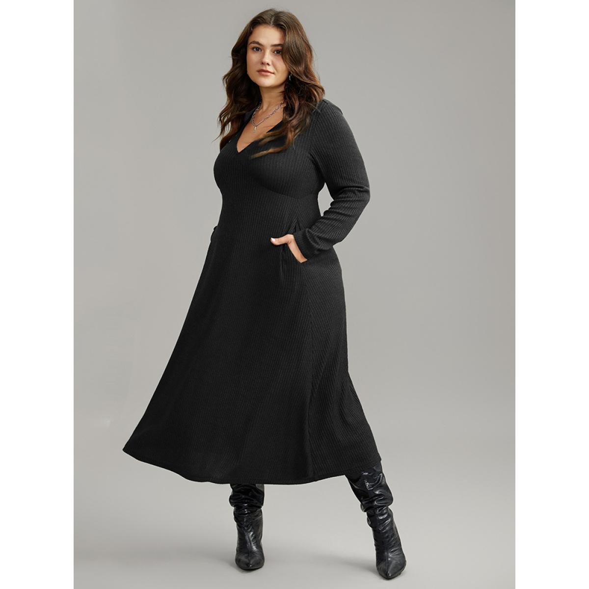 Plus Size Solid Textured V Neck Pocket Dress Black Women Basics Texture V-neck Long Sleeve Curvy Midi Dress BloomChic 28/5X Product Image