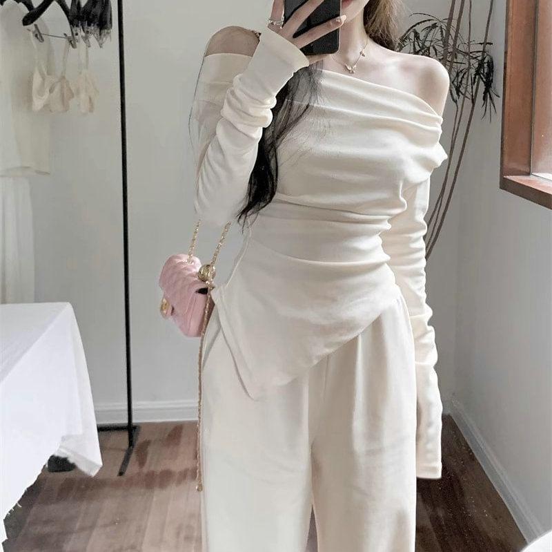 Long-Sleeve Off-Shoulder Plain Asymmetrical Ruched Slim Fit Tee Product Image
