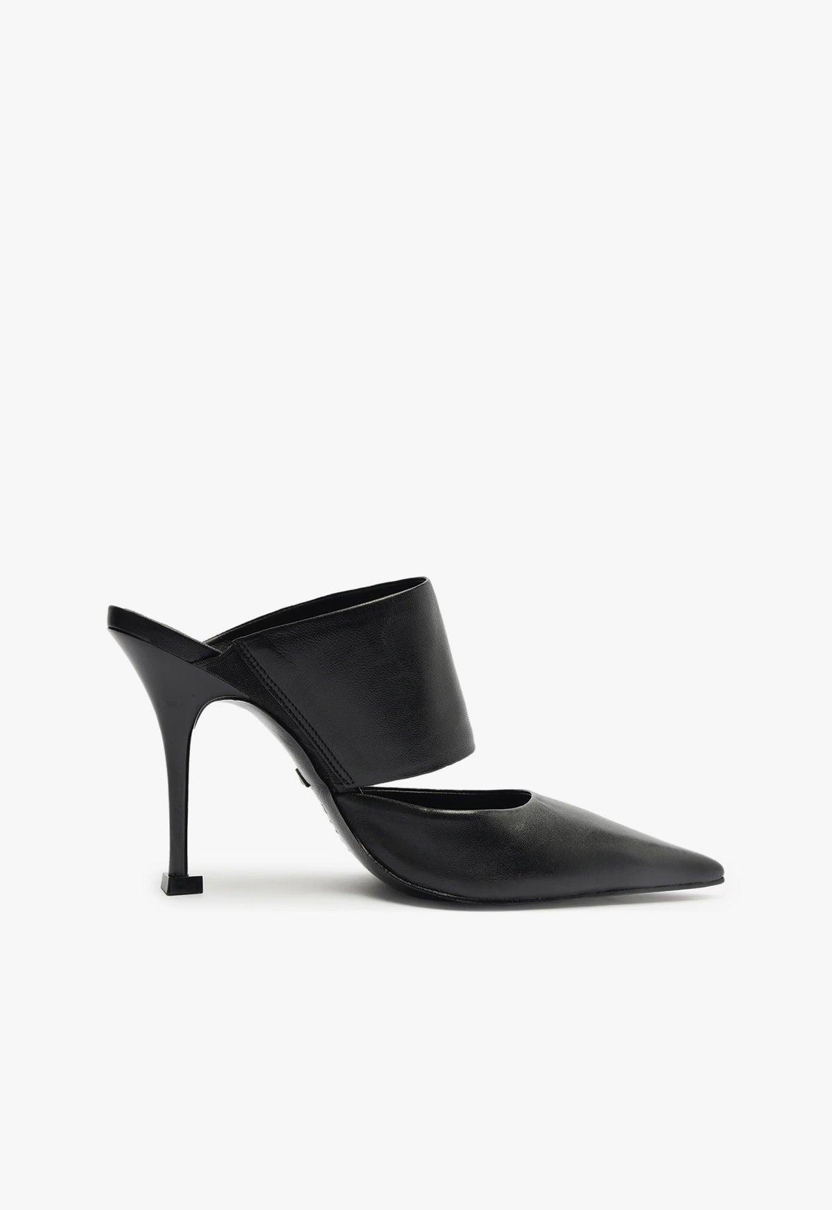 Quereda Leather Pump Female Product Image