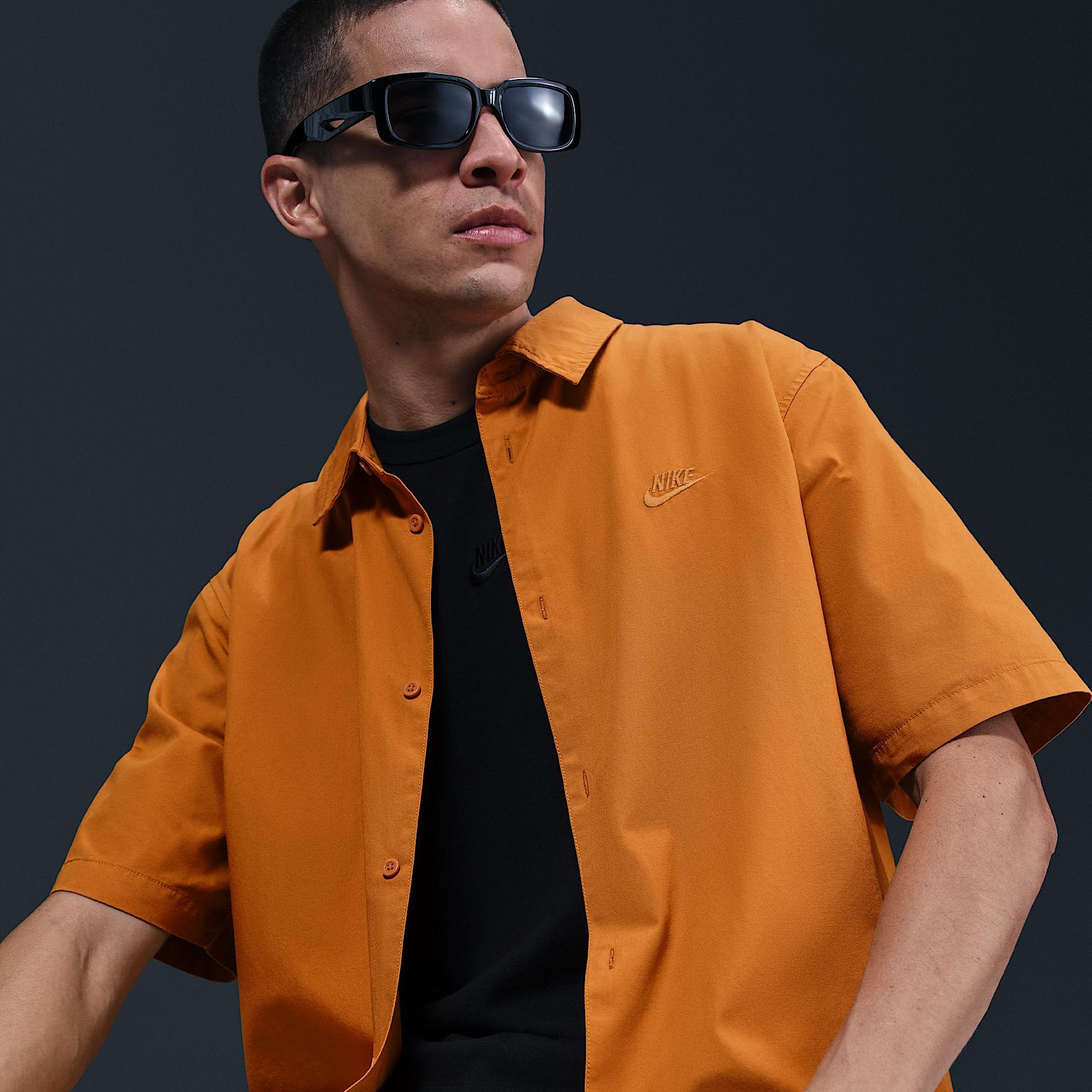 Nike Club Men's Short-Sleeve Button-Down Shirt Product Image