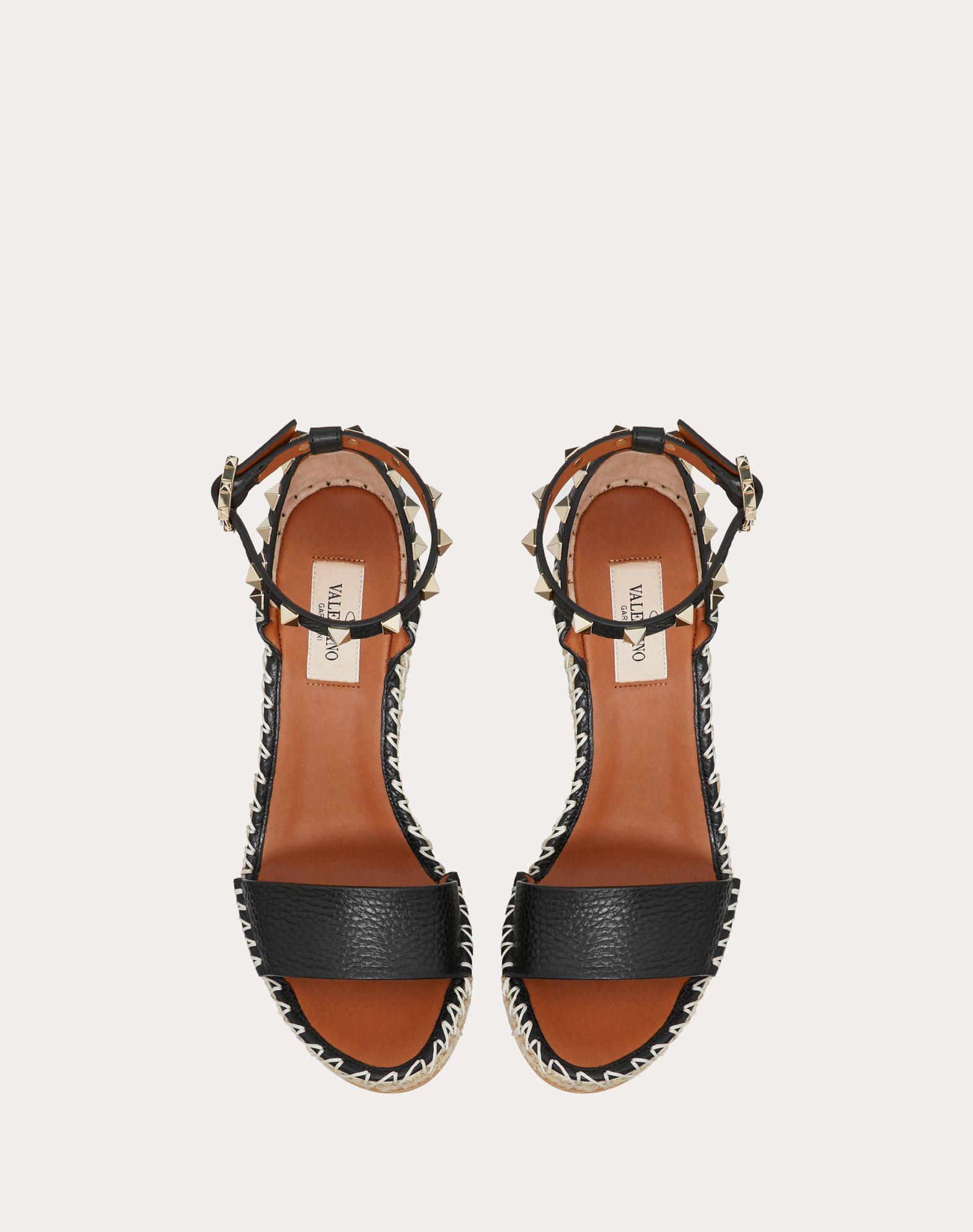 DOUBLE ROCKSTUD GRAINY CALFSKIN WEDGE SANDAL 105 MM Product Image