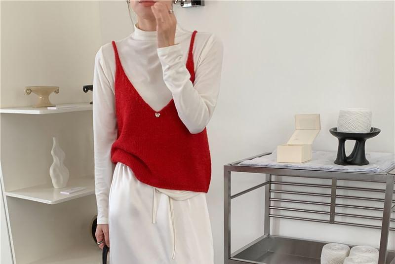 Long-Sleeve Mock Neck Top / V-Neck Crop Camisole Top Product Image