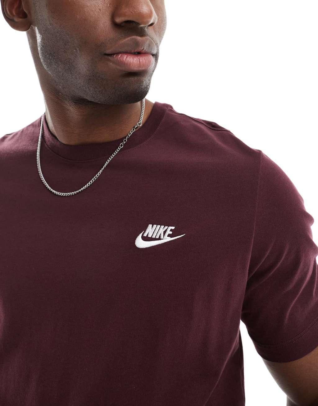 Nike Club t-shirt in burgundy Product Image