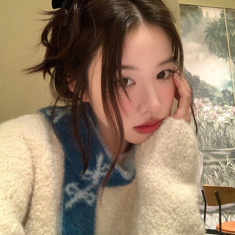 Bow Patterned Knit Scarf Product Image