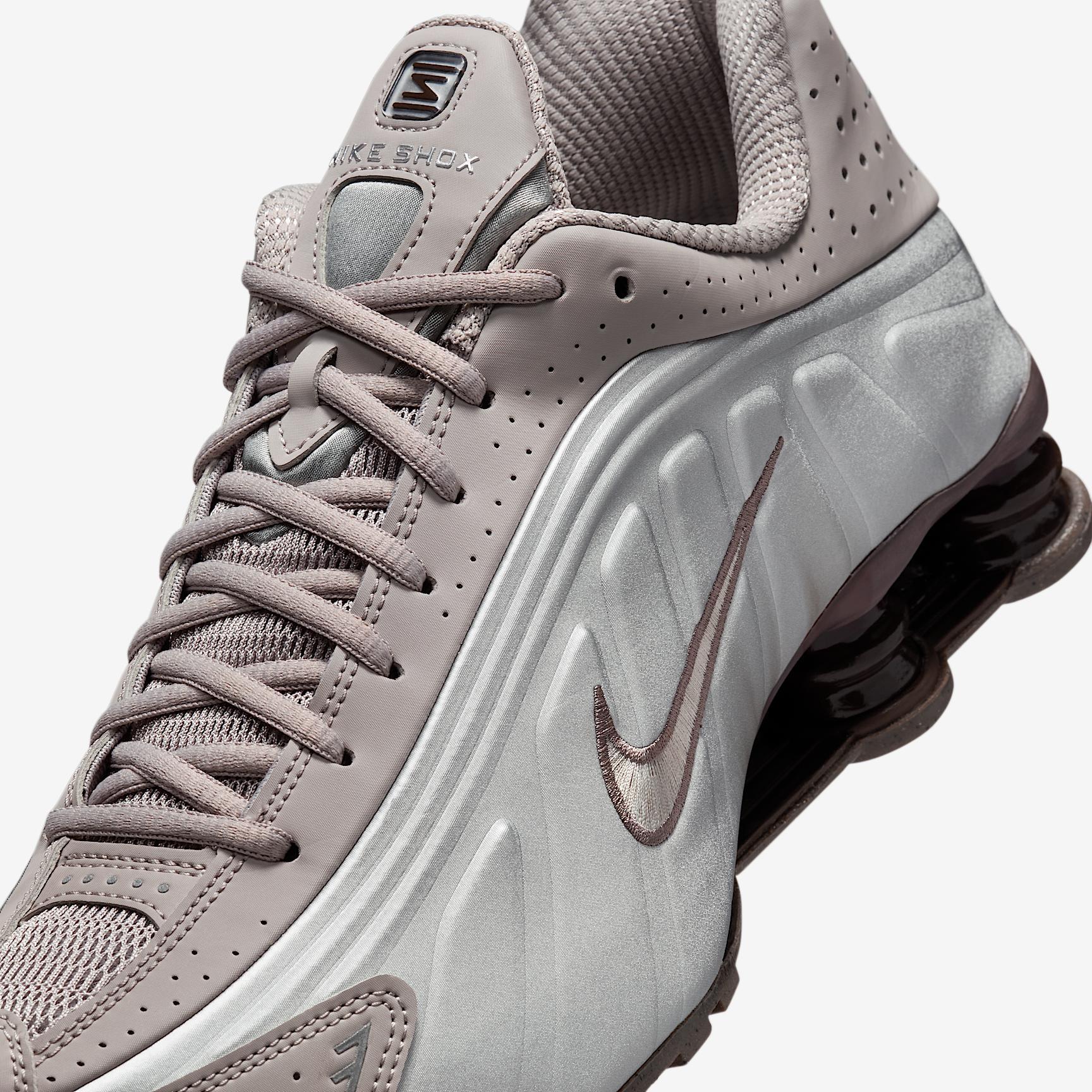 Nike Men's Shox R4 Shoes Product Image