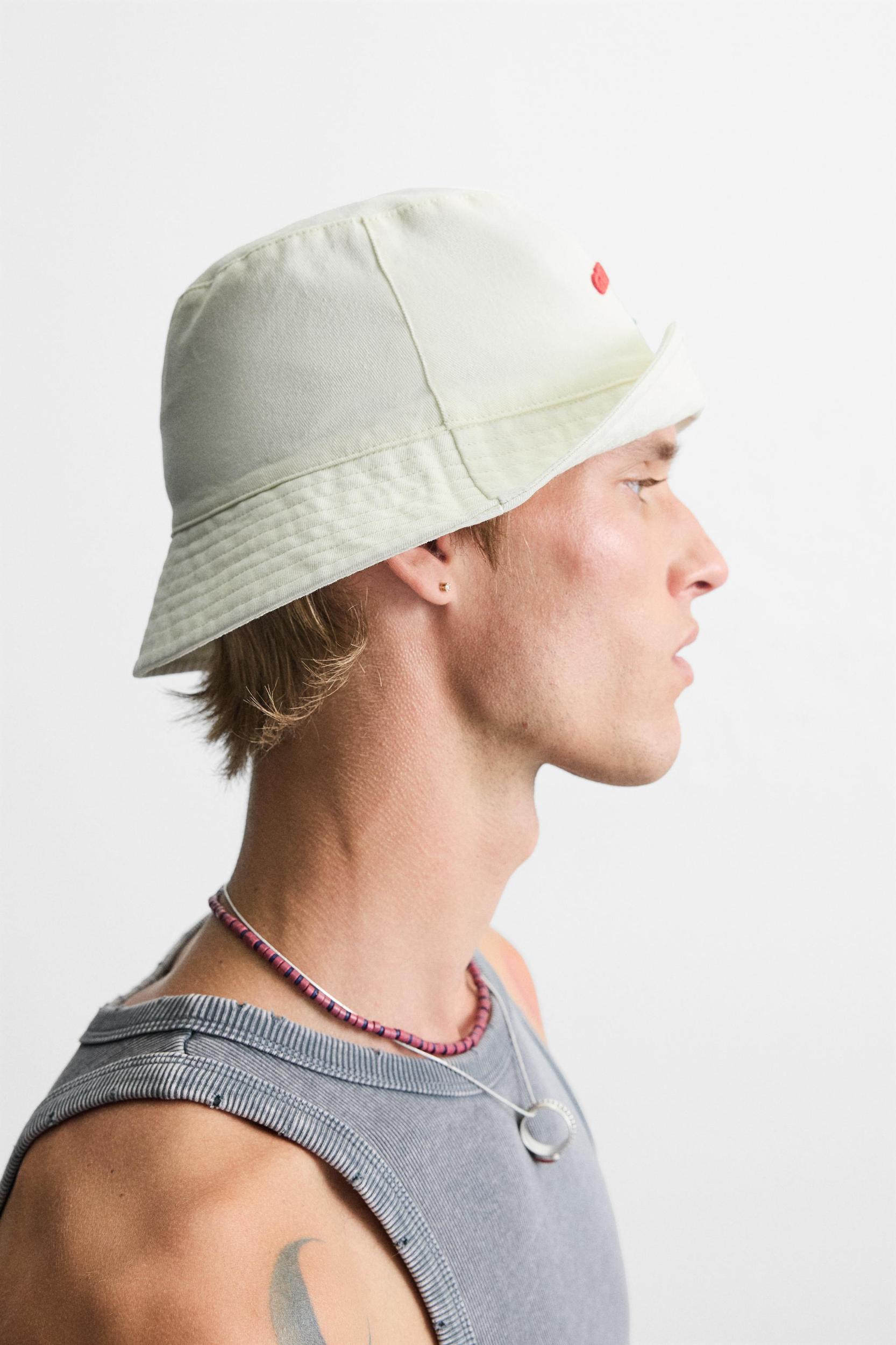 CONTRAST EMBROIDERY BUCKET HAT Product Image