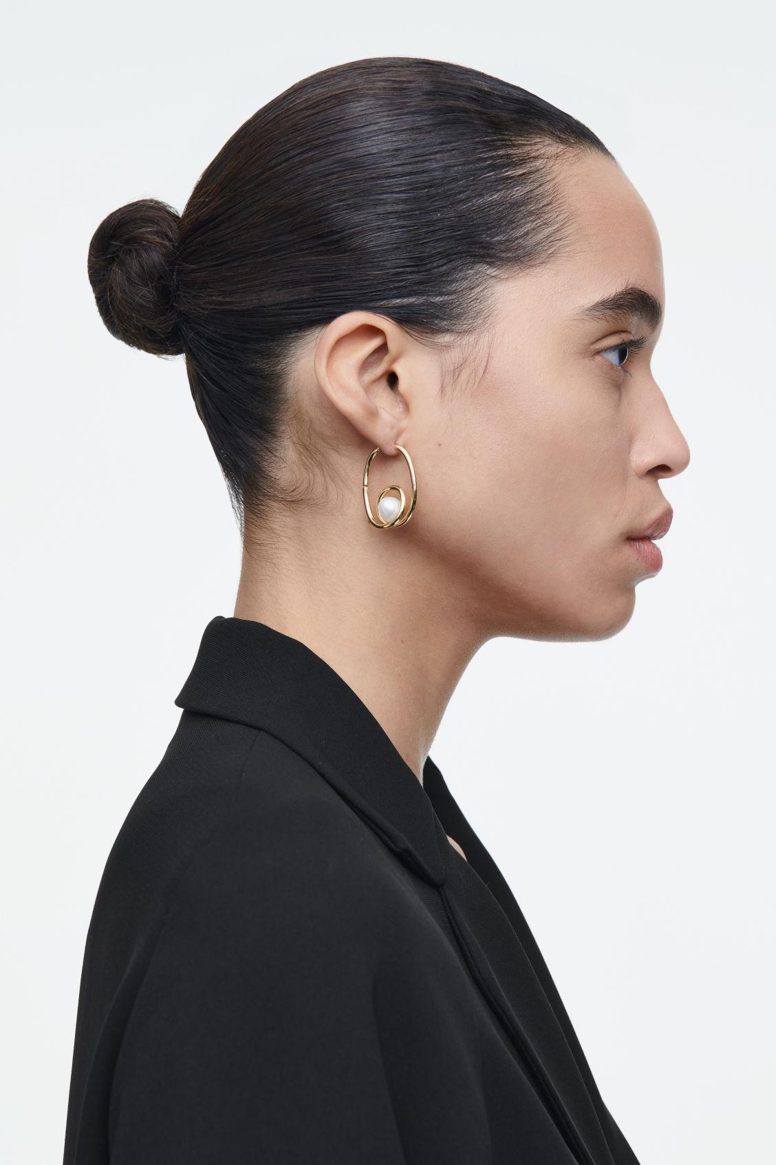 COILED FRESHWATER PEARL HOOP EARRINGS Product Image