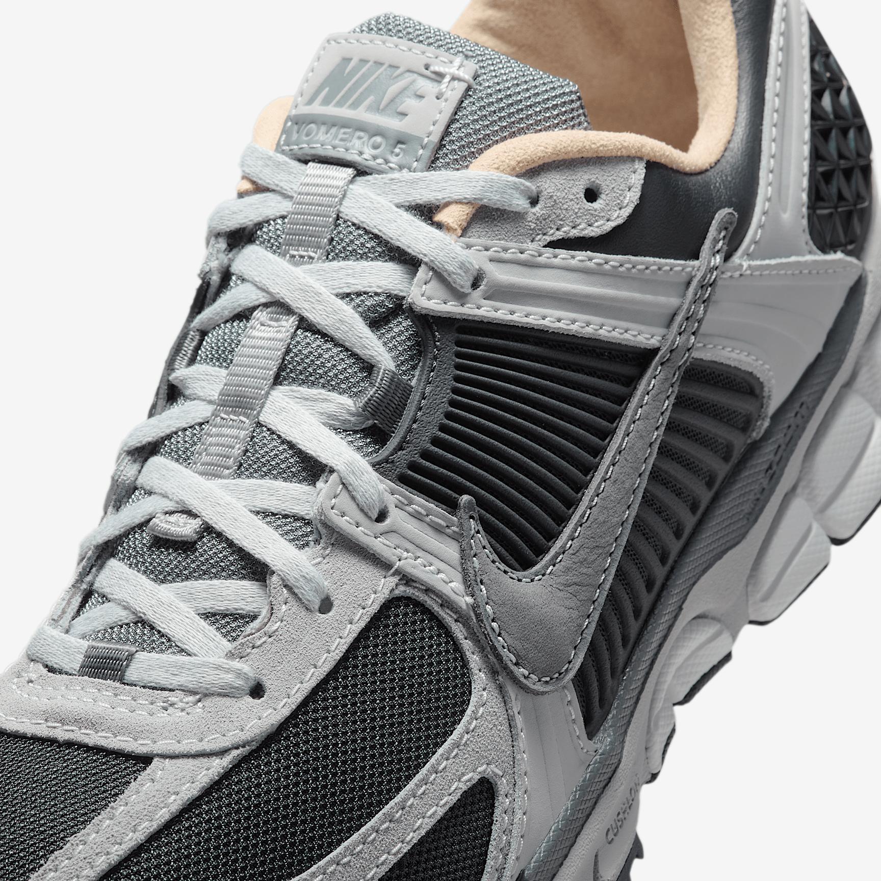 Nike Men's Zoom Vomero 5 Shoes Product Image