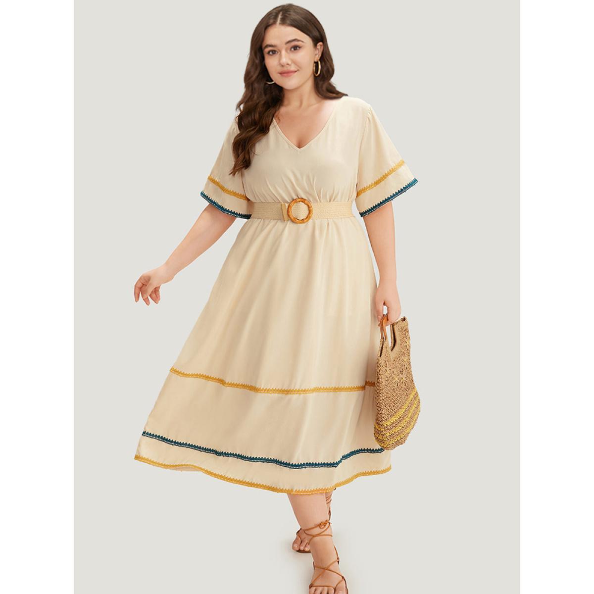 Plus Size Contrast Trim Pocket V Neck Gathered Dress Ivory Women Vacation Gathered V-neck Short sleeve Curvy Midi Dress BloomChic 10/M Product Image