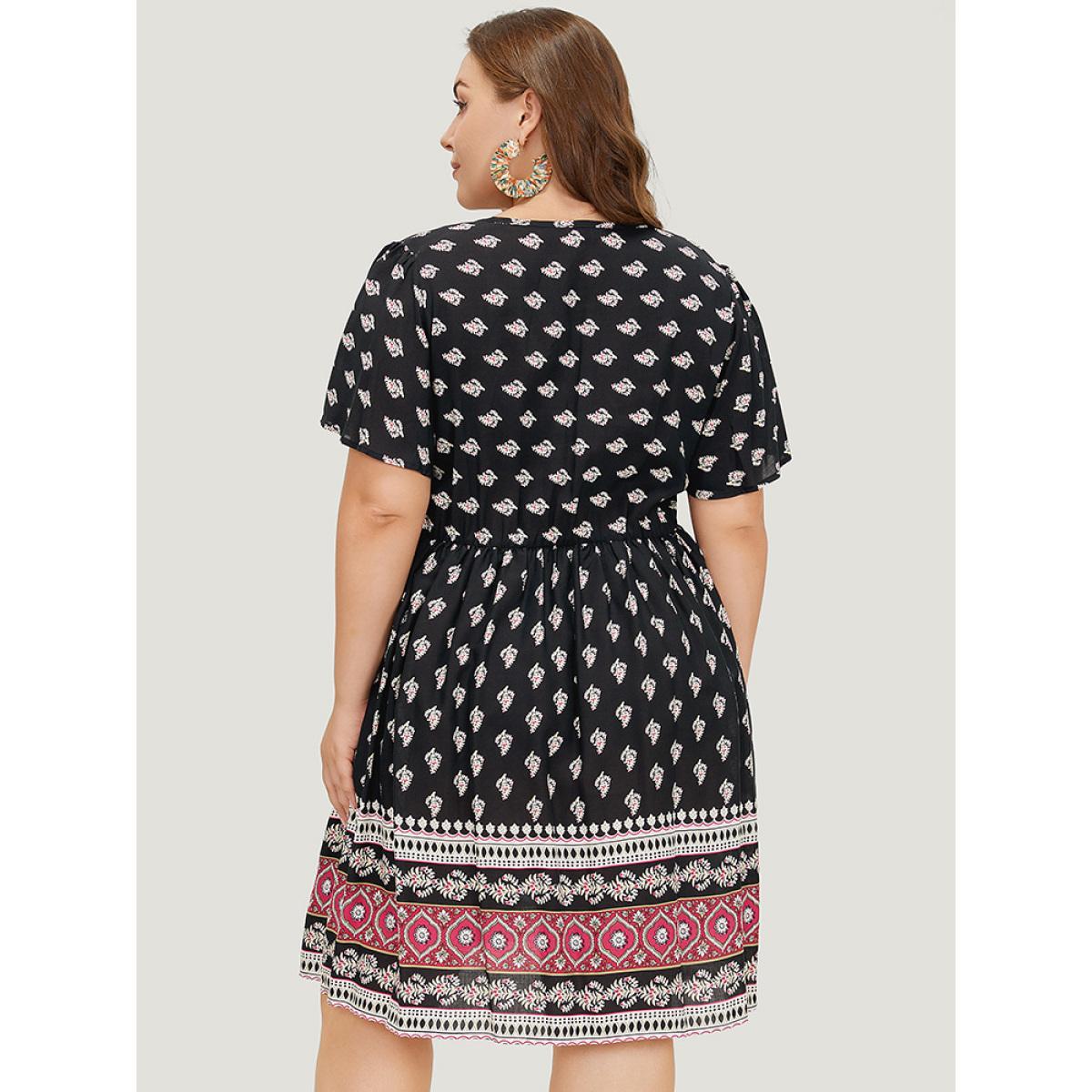 Plus Size Bandana Print Flutter Sleeve Pocket Wrap Dress BlackFlower Women Vacation Wrap V-neck Short sleeve Curvy Knee Dress BloomChic 30/6X Product Image