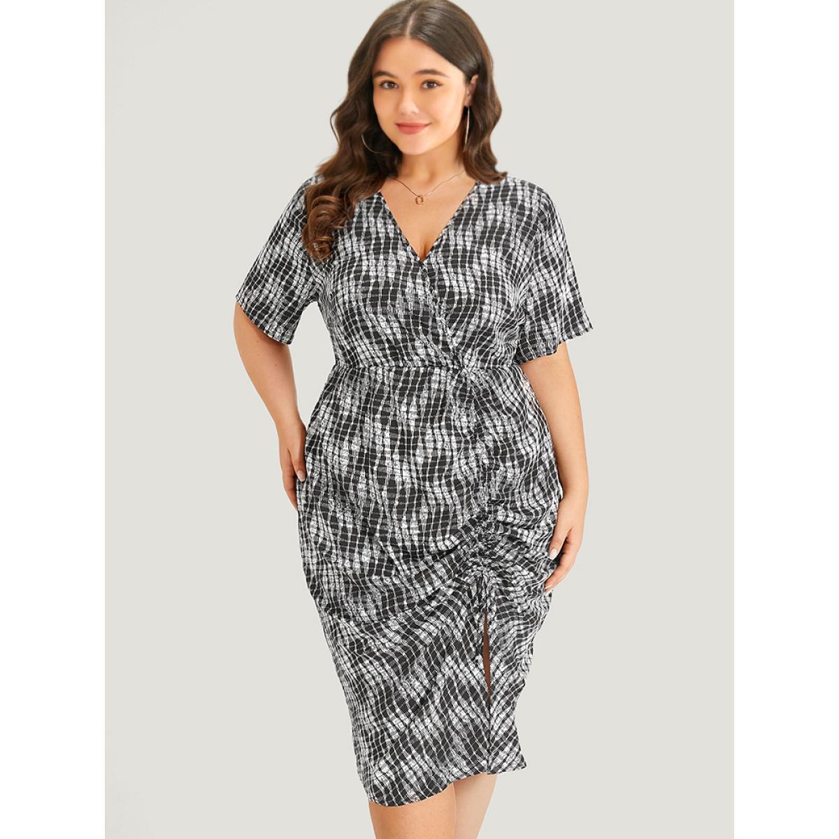 Plus Size Geometric Split Hem Wrap Gathered Drawstring Dress Black Women Elegant Gathered V-neck Short sleeve Curvy Midi Dress BloomChic 18-20/2X Product Image
