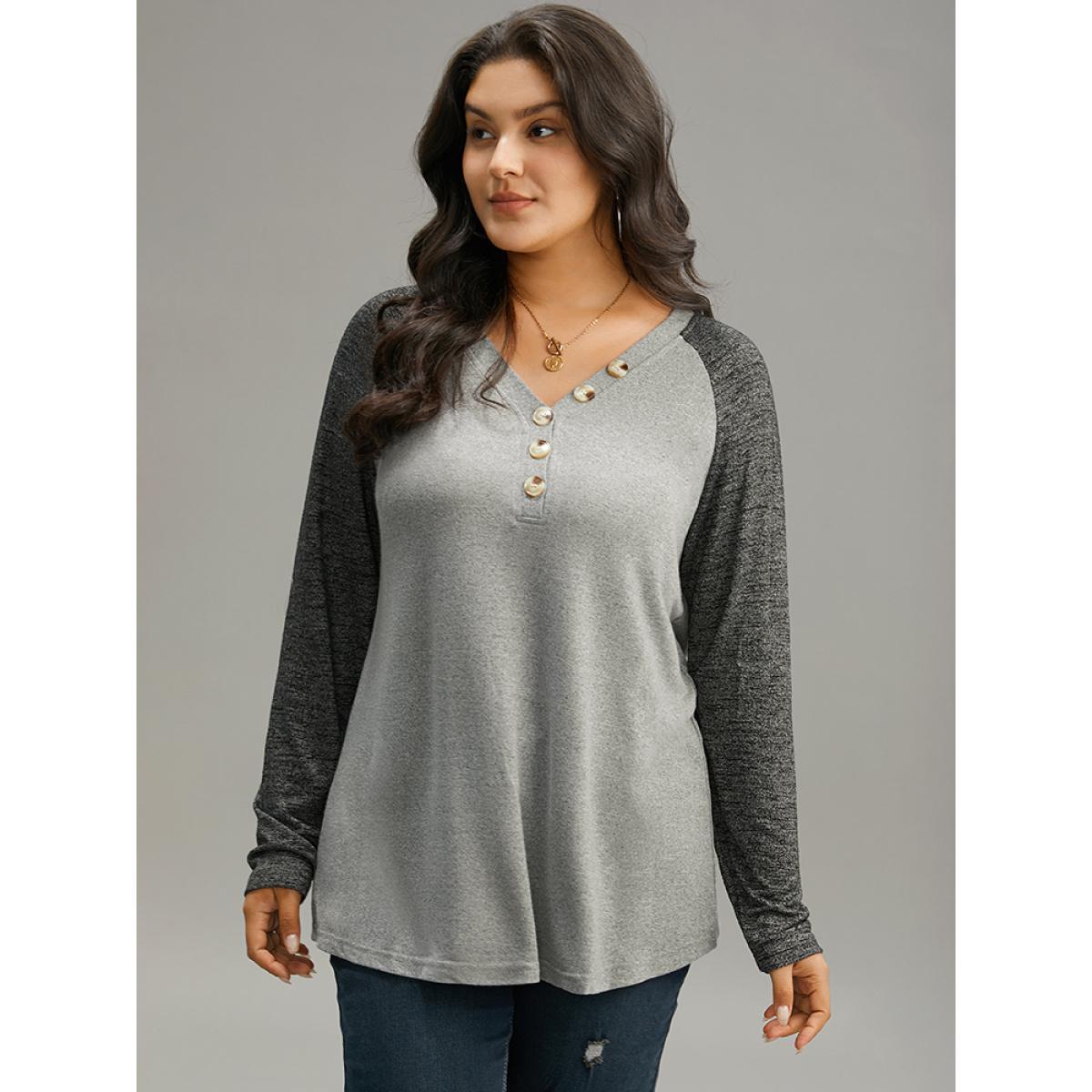 Plus Size Contrast Button Detail Raglan Sleeve T-shirt Gray Women Casual Contrast Plain V-neck Dailywear T-shirts BloomChic 18-20/2X Product Image
