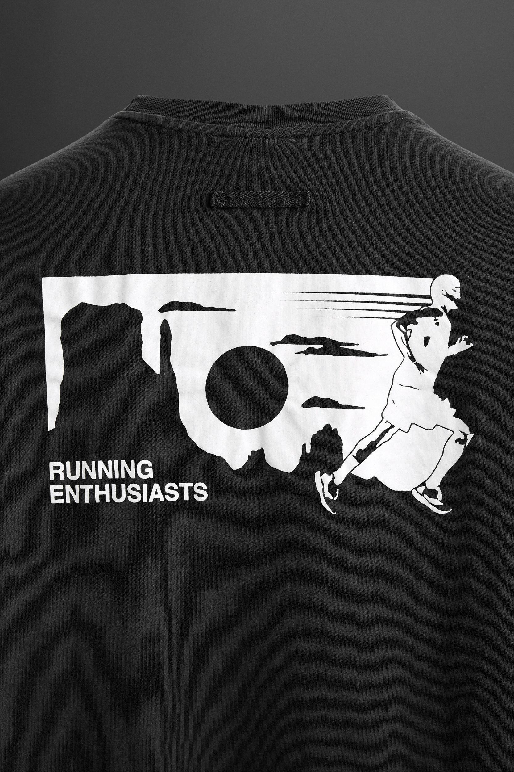 RUNNING GRAPHIC PRINT T-SHIRT Product Image