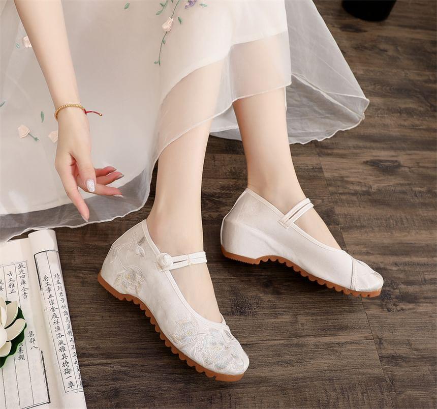 Flower Embroidered Chunky Heel Hanfu Mary Jane Shoes Product Image