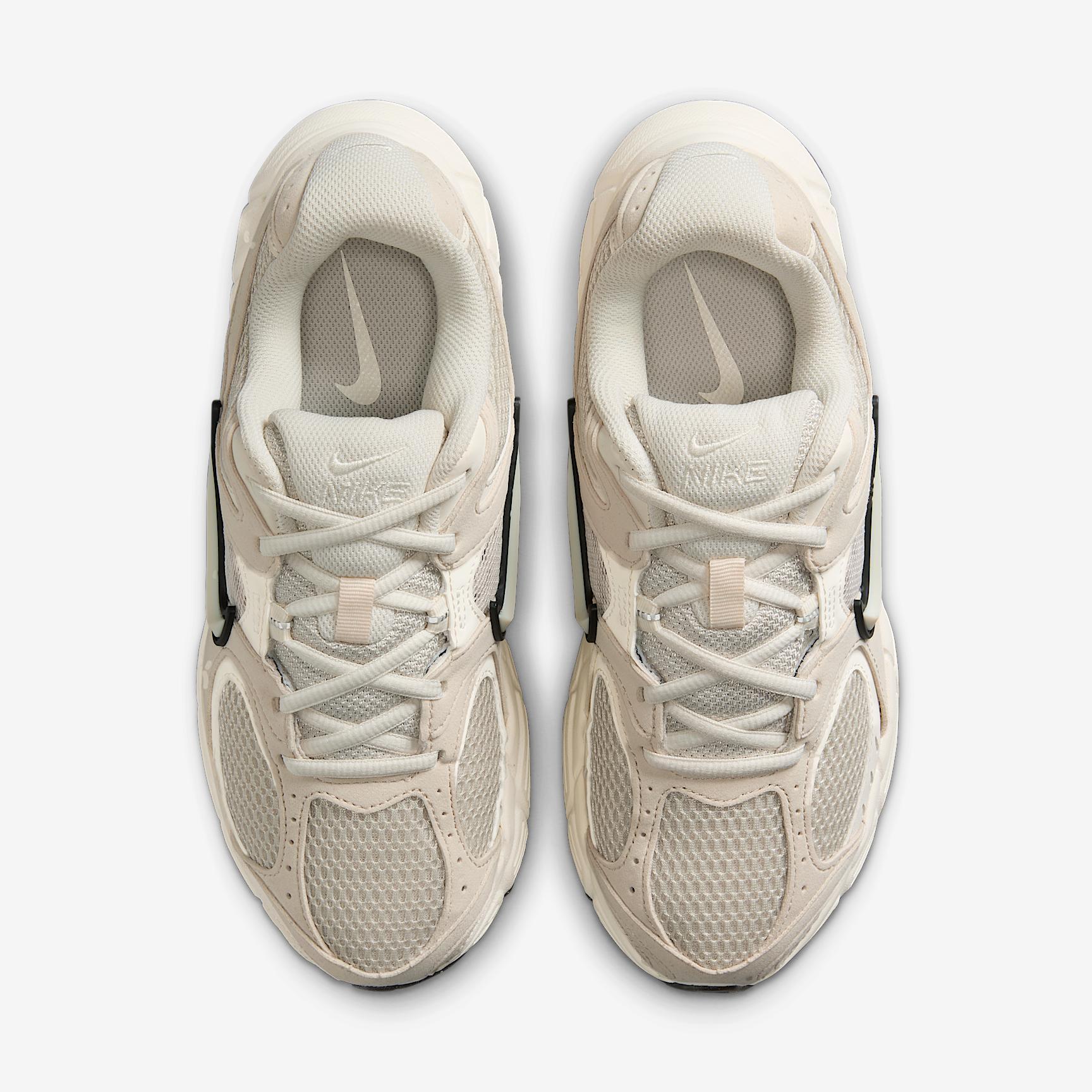 Nike Women's V5 RNR Shoes Product Image