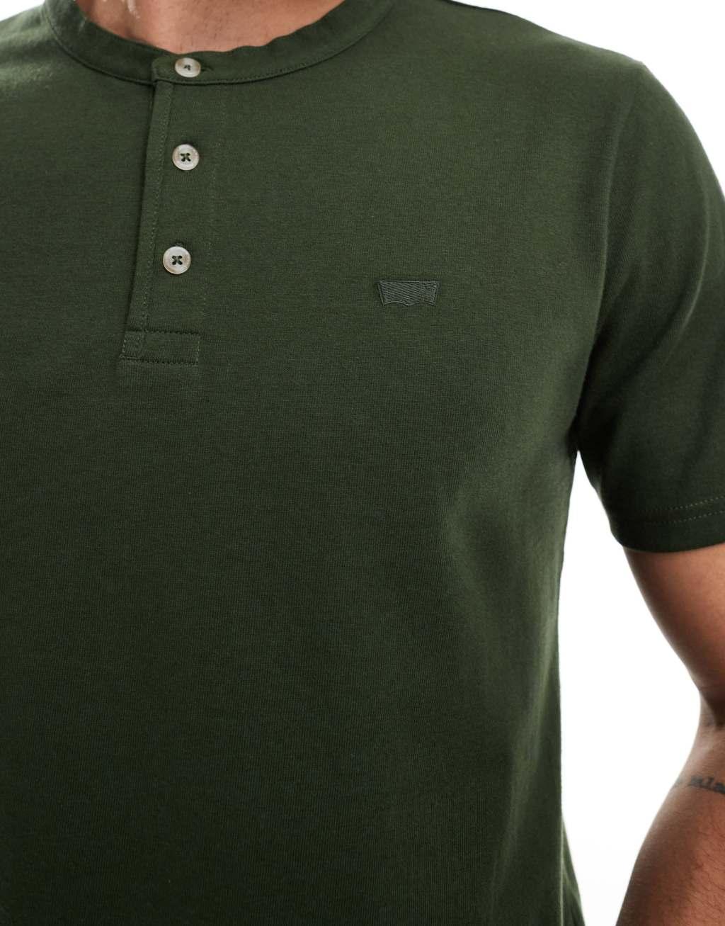 Levi's batwing logo henley t-shirt in dark green Product Image