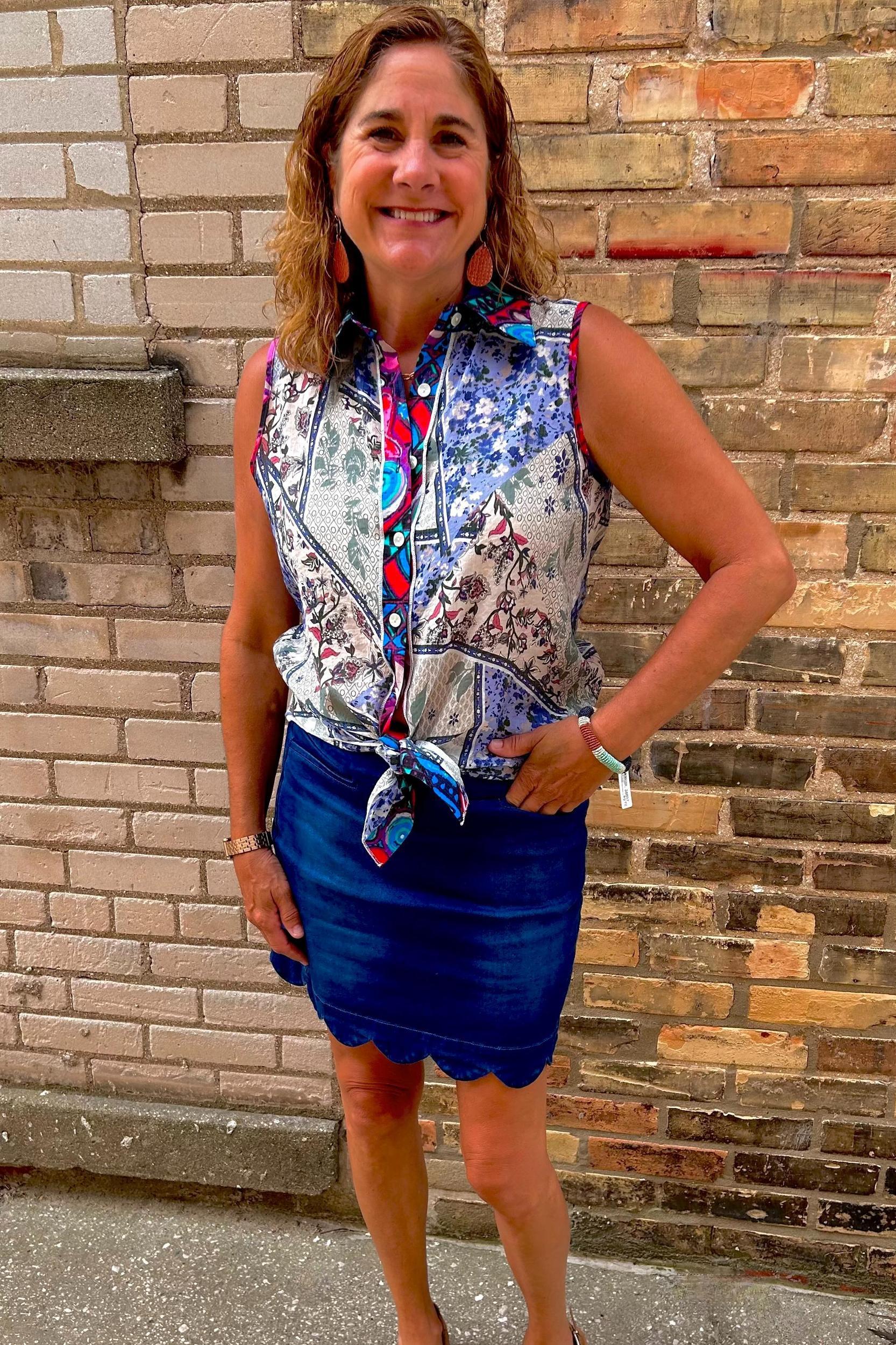 woven printed sleeveless blouse Product Image
