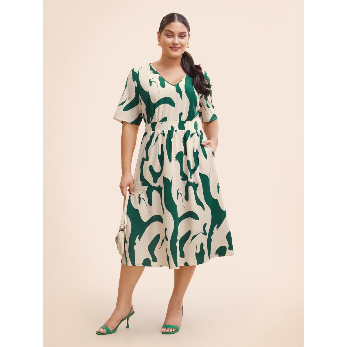 Plus Size Geometric Print Shirred Gathered Dress Emerald Women At the Office Gathered V-neck Half Sleeve Curvy BloomChic 26/4X Product Image