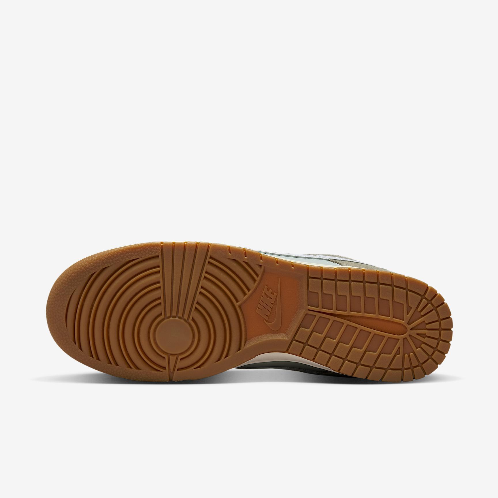 Nike Men's Dunk Low Retro SE Shoes Product Image