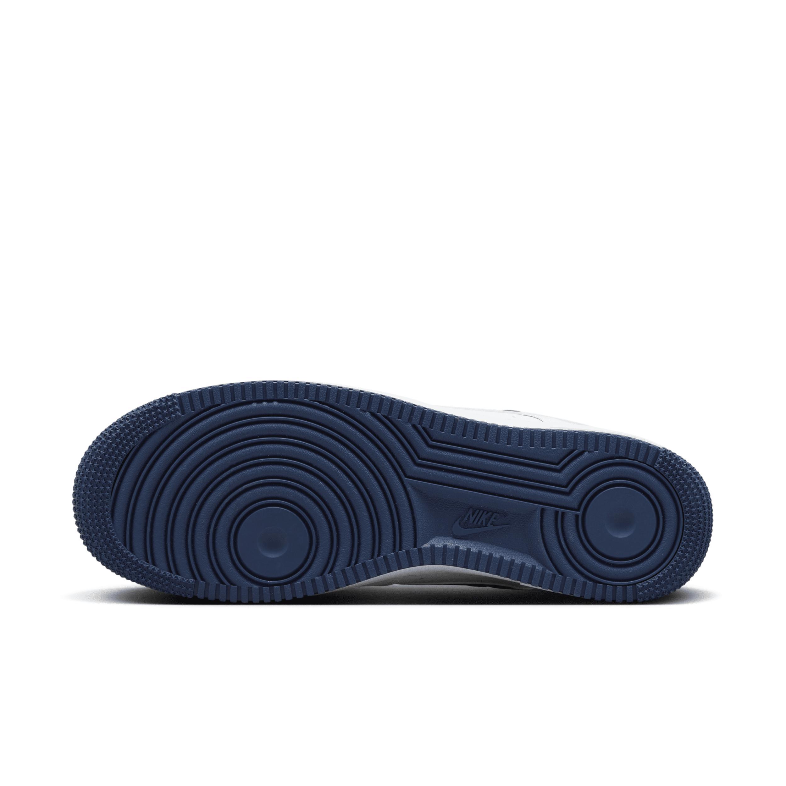 Nike Men's Air Force 1 '07 LV Shoes Product Image