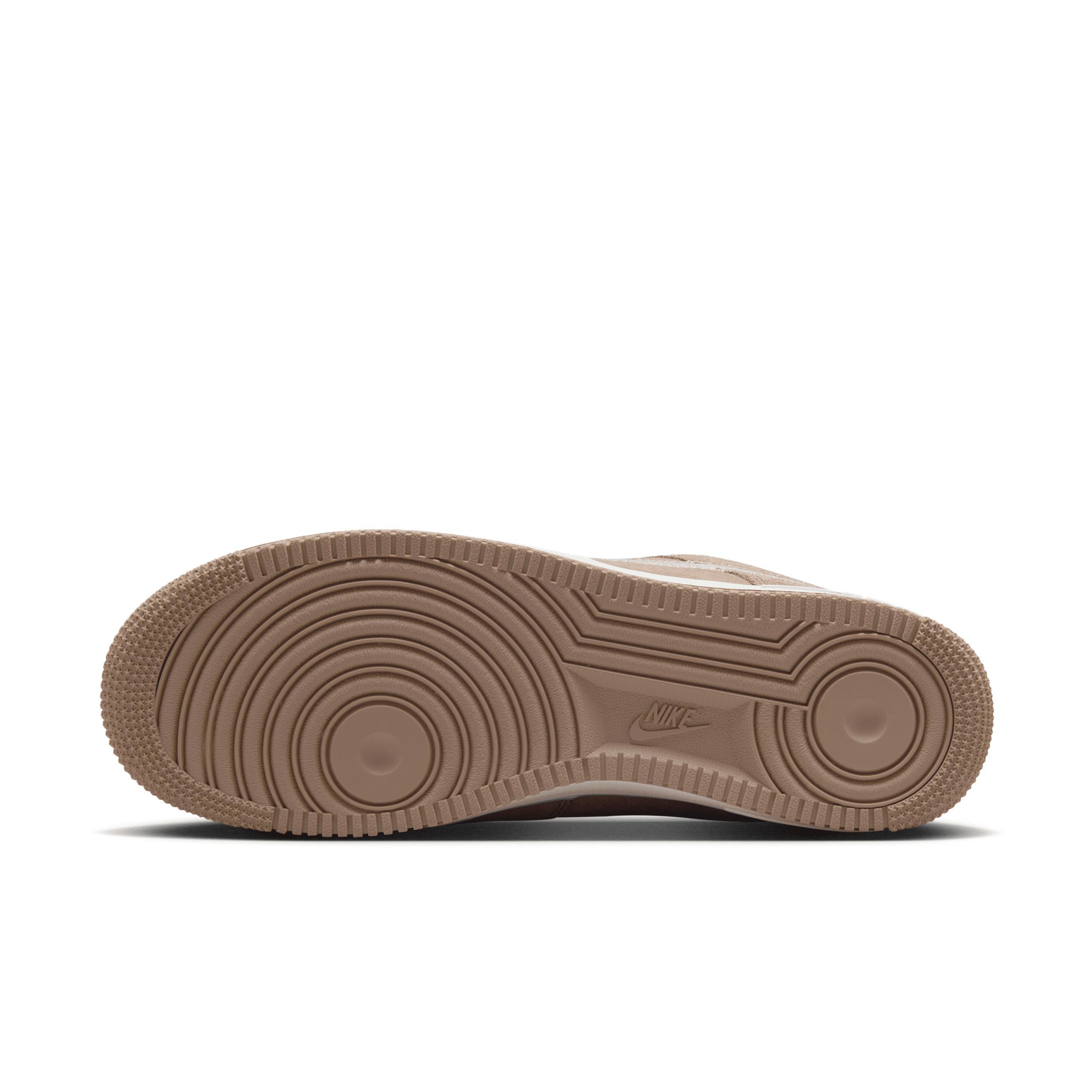 Nike Men's Air Force 1 '07 LV8 Shoes Product Image