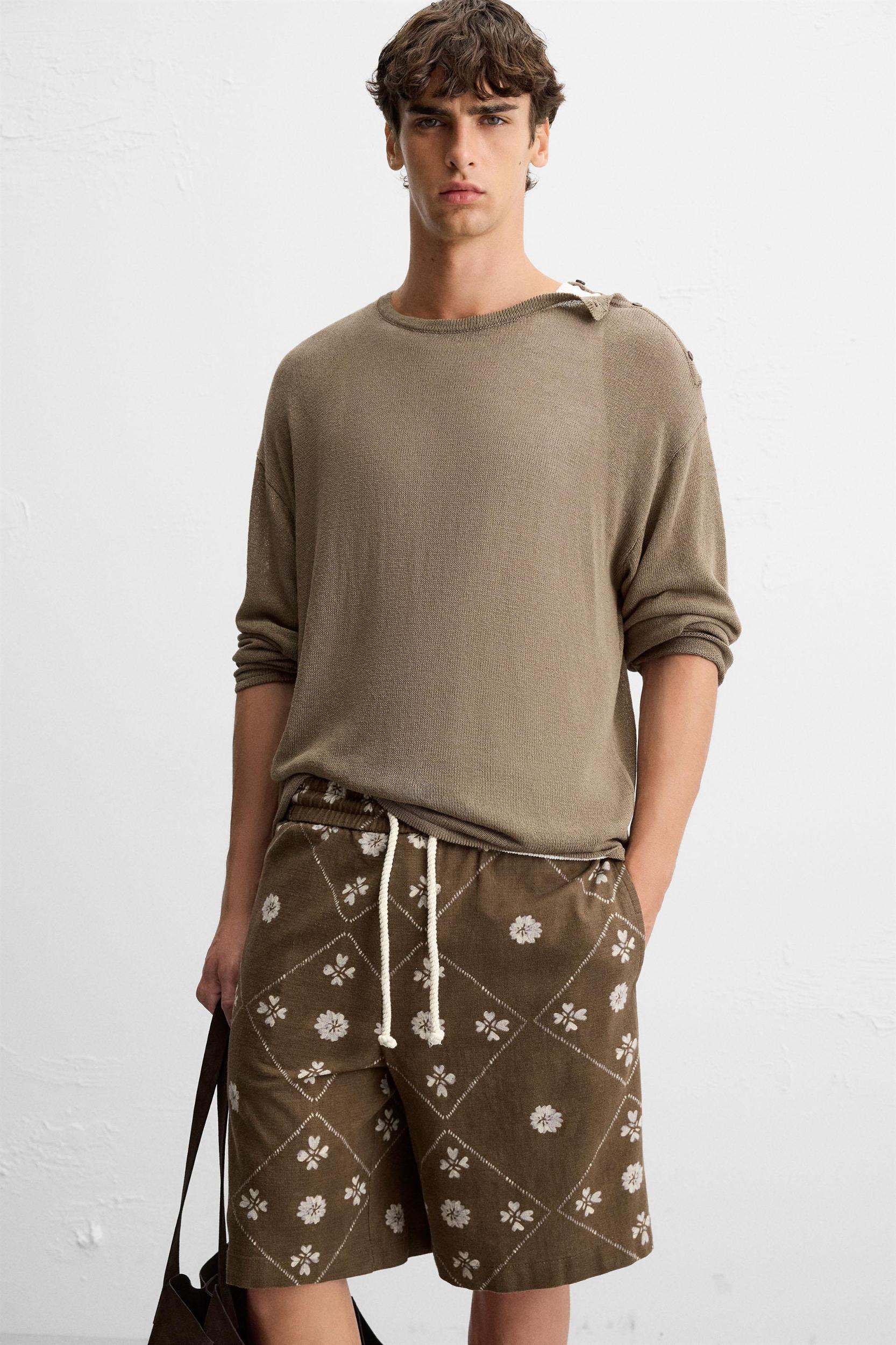 CONTRAST PRINT BERMUDA SHORTS Product Image