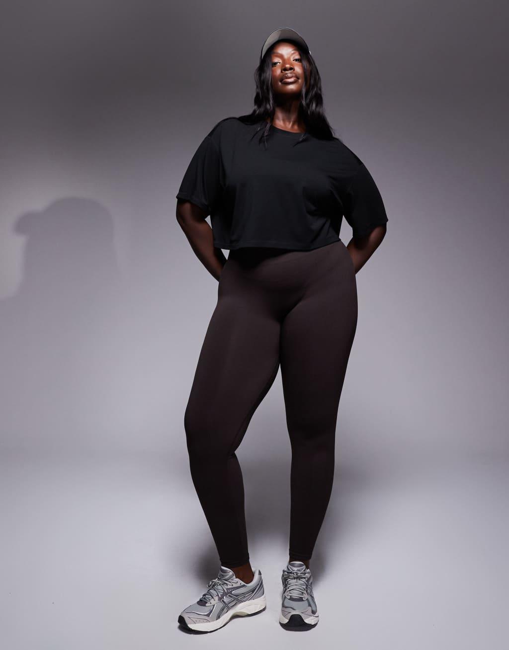 4505 Curve Icon quick dry performance cropped boxy t-shirt in black  Product Image