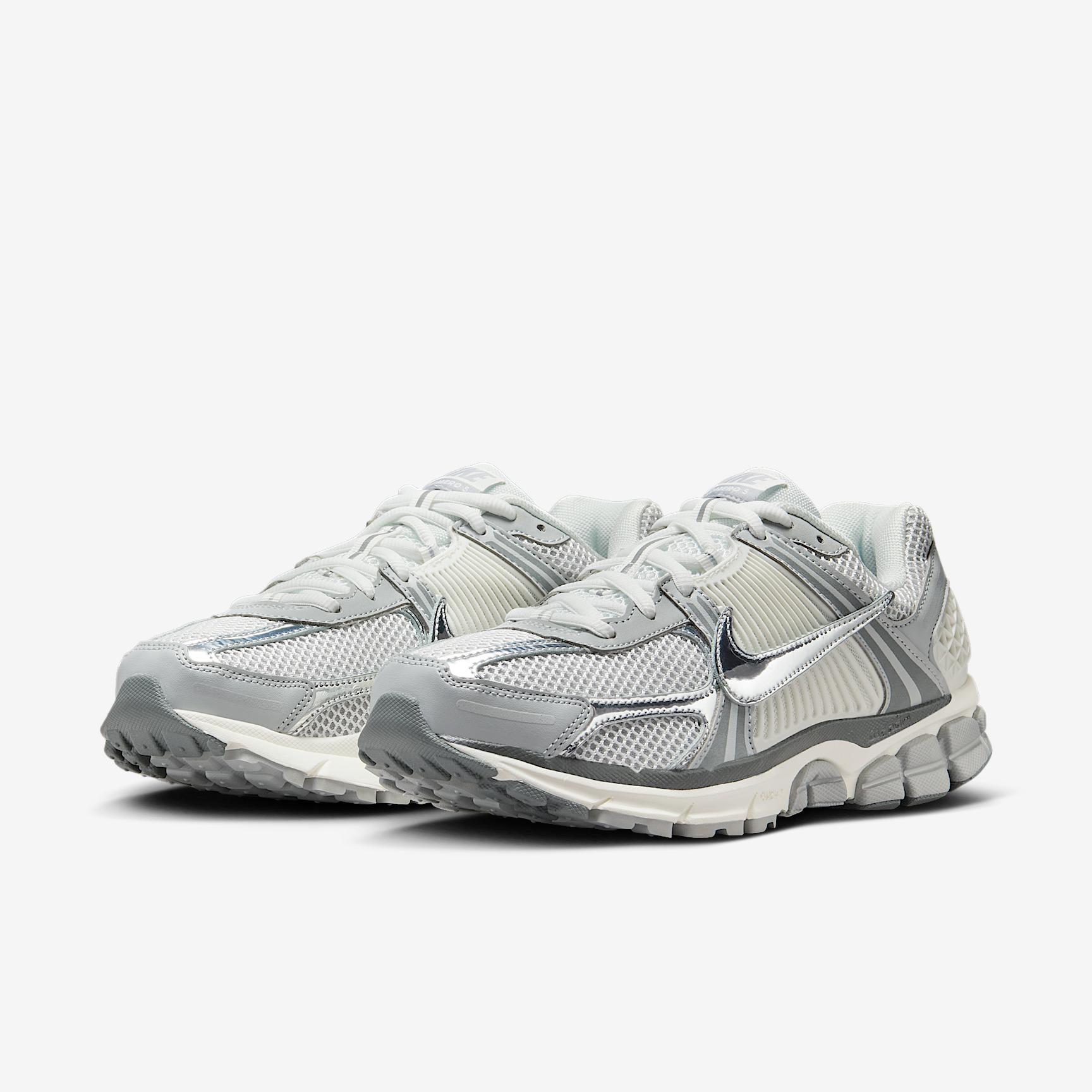 Nike Men's Zoom Vomero 5 Shoes Product Image