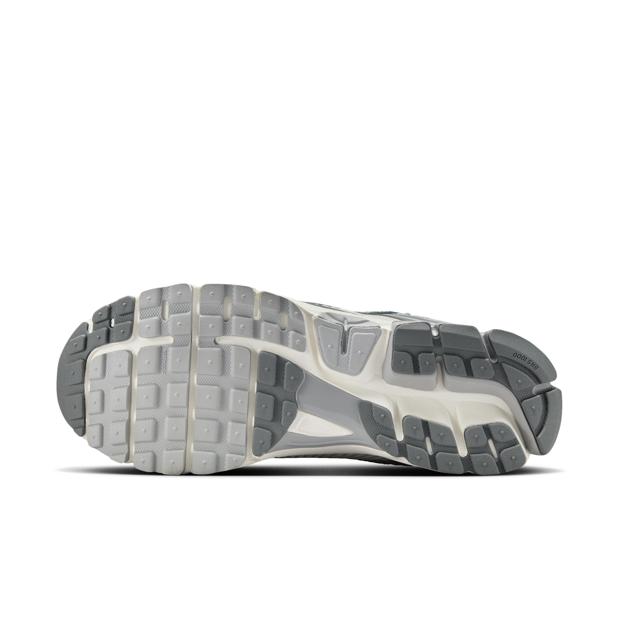 Nike Men's Zoom Vomero 5 Shoes Product Image