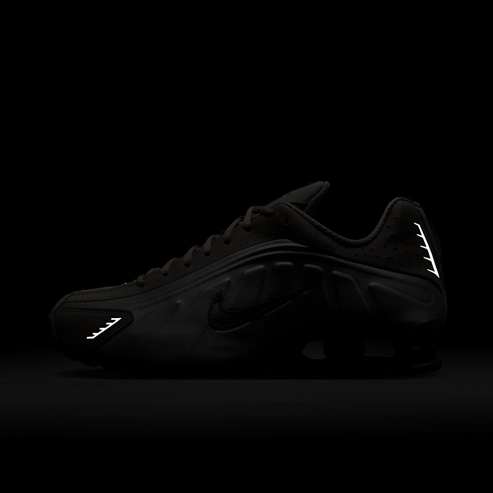 Nike Men's Shox R4 Shoes Product Image