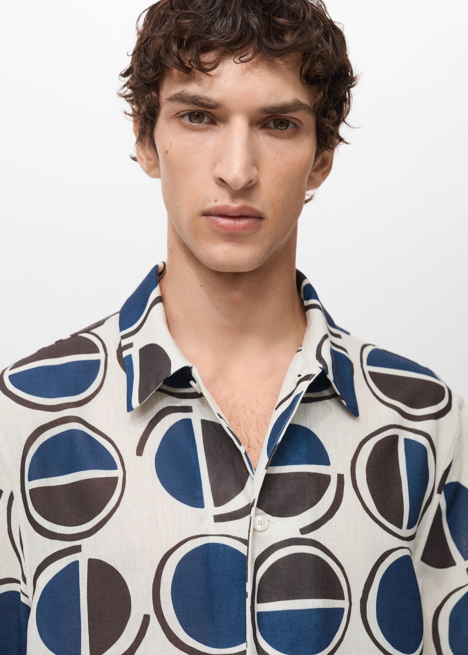 Printed short-sleeved shirt - Men | MANGO USA Product Image