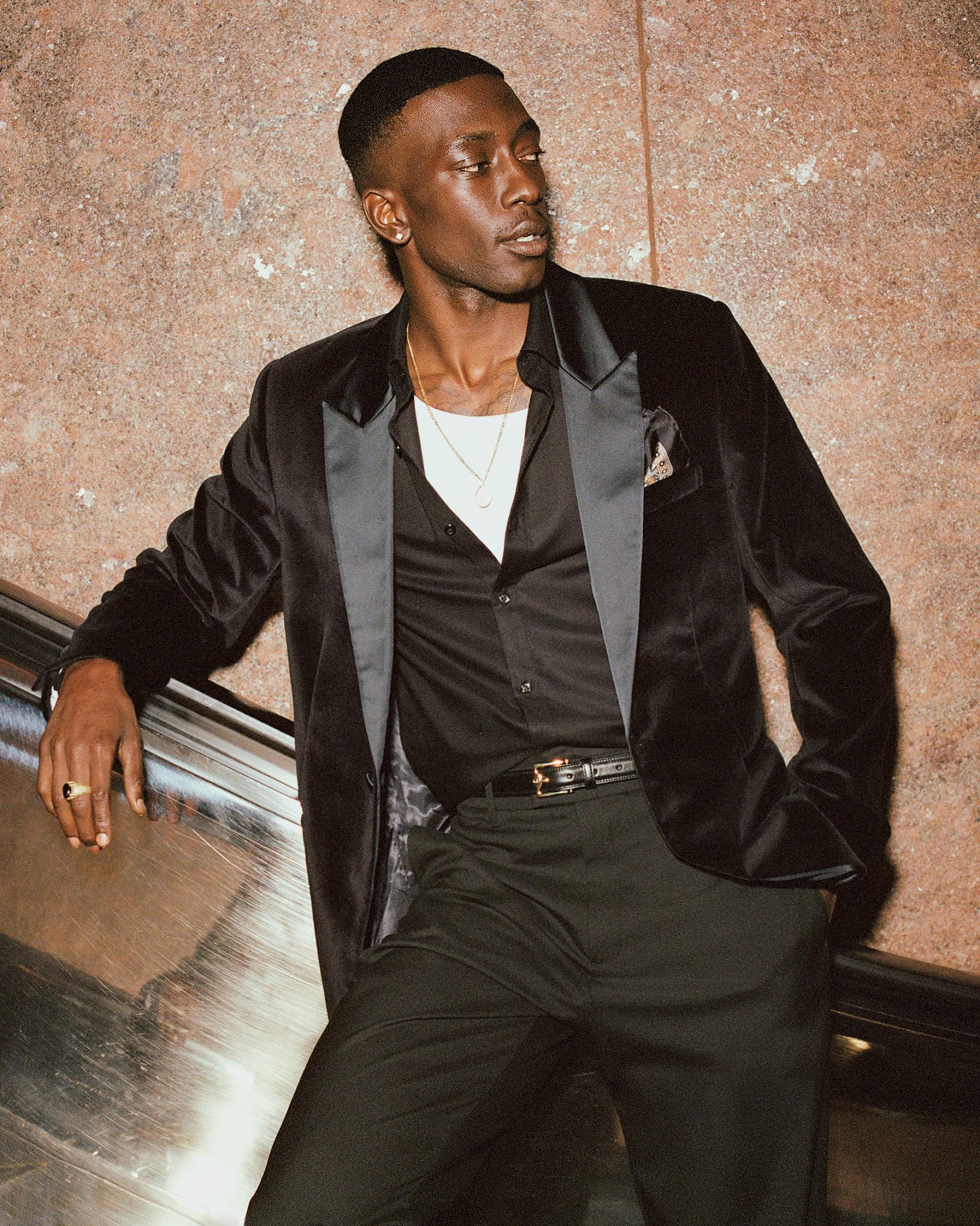 The A&F Collins Tailored Classic Velvet Blazer Product Image
