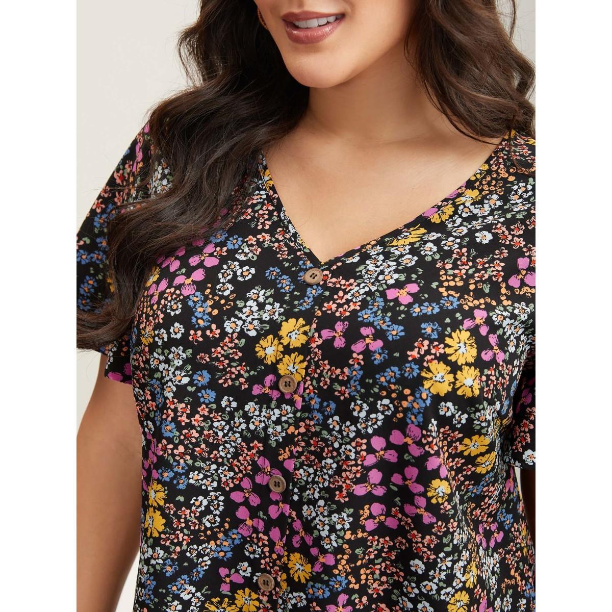 Plus Size Black Floral Print V-Neck Flowy Blouse Women Short sleeve V-neck Vacation Blouses BloomChic 30/6X Product Image