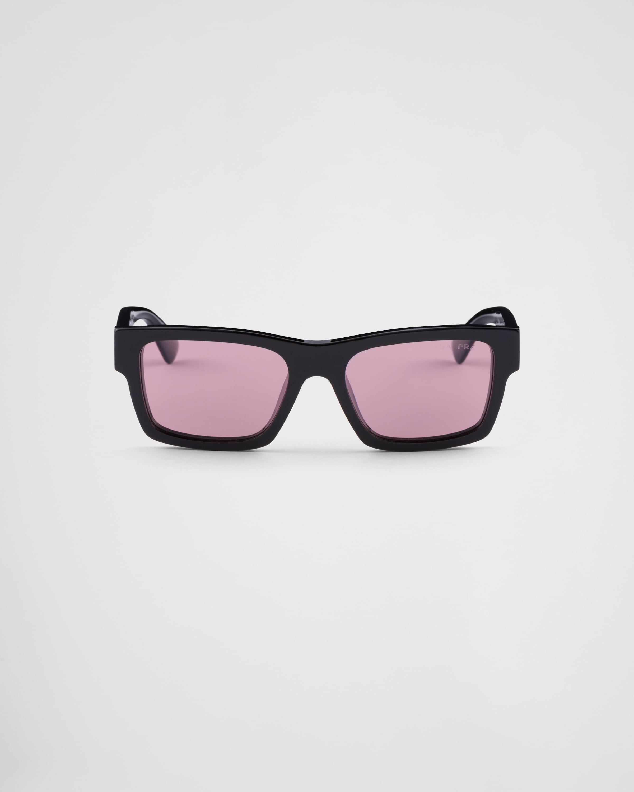 Sunglasses with iconic metal plaque Product Image