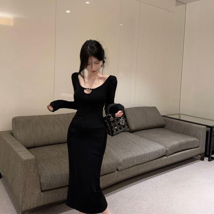 Long-Sleeve Scoop Neck Plain Cutout Buckled Midi Sheath Dress Product Image