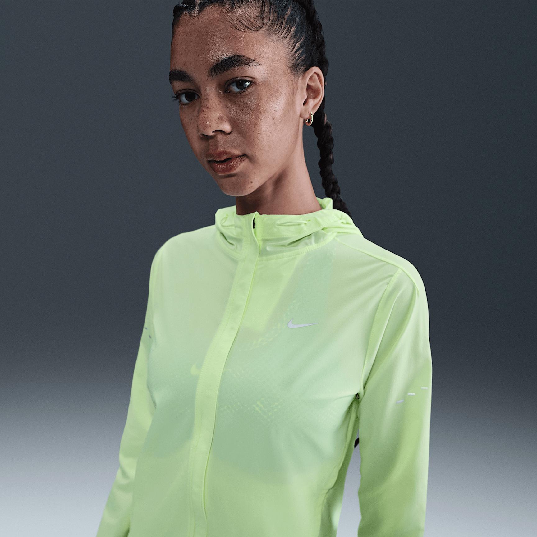 Nike Swift Women's Repel Packable Running Jacket Product Image