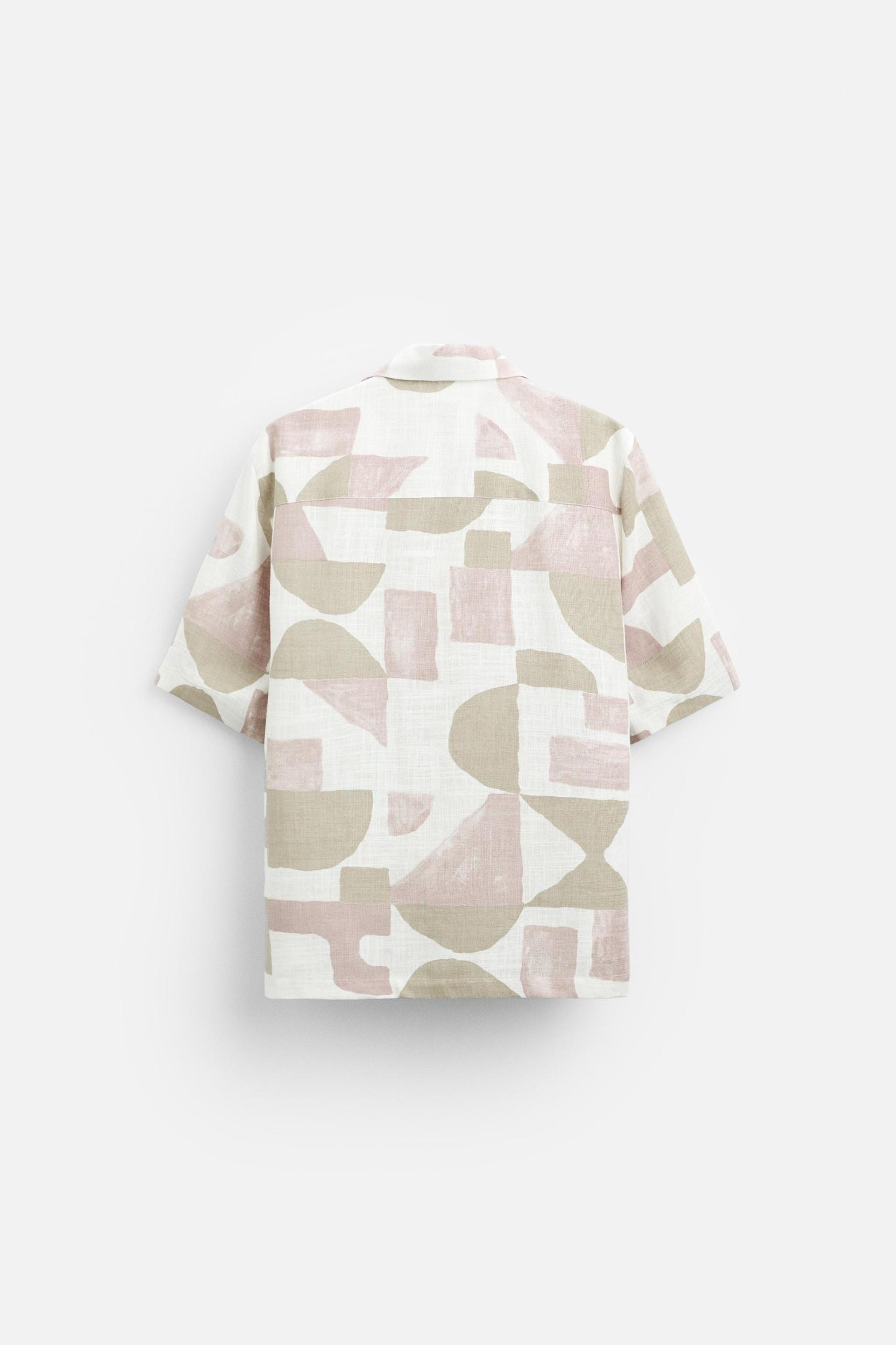 Relaxed fit shirt made of viscose blend fabric. Spread collar and short sleeves. Front button closure. Product Image