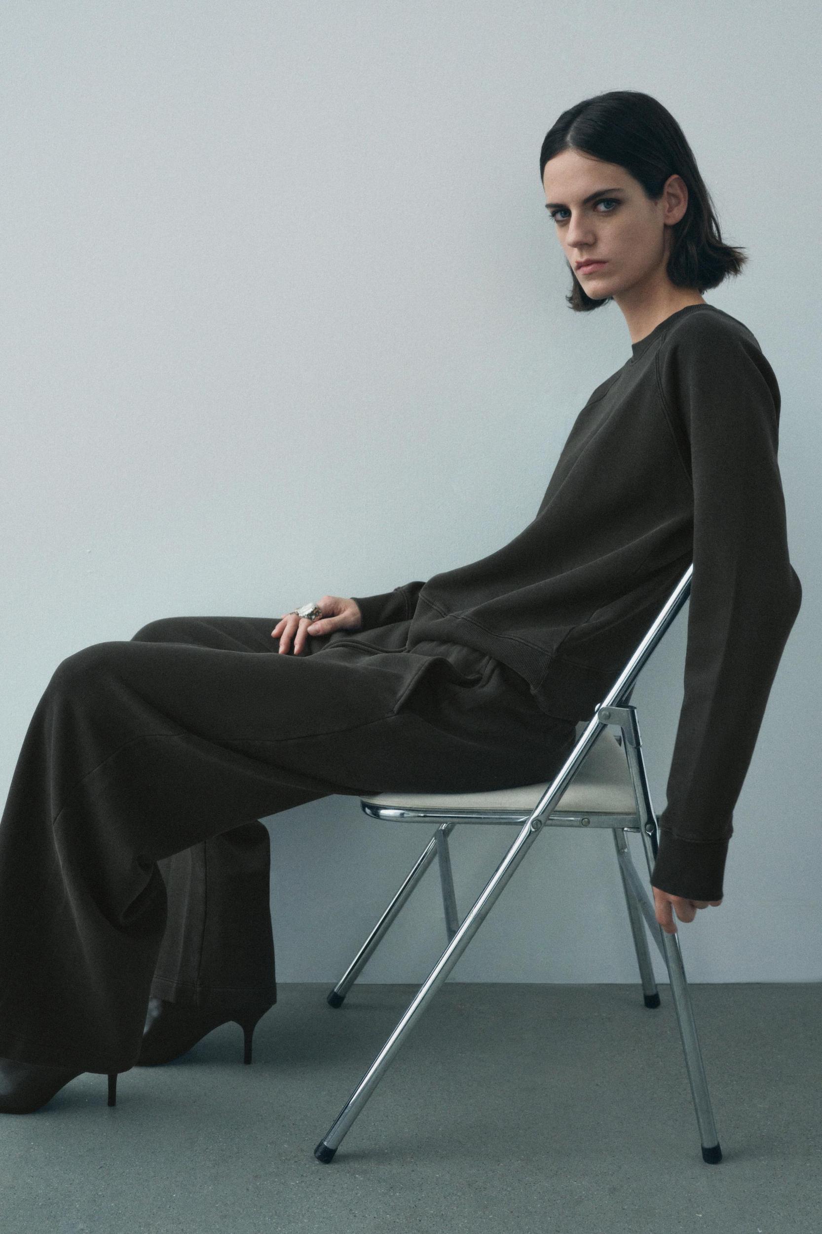Sweatshirt made of spun cotton blend fabric. Round neck and long raglan sleeves. Tonal rib trim. Product Image