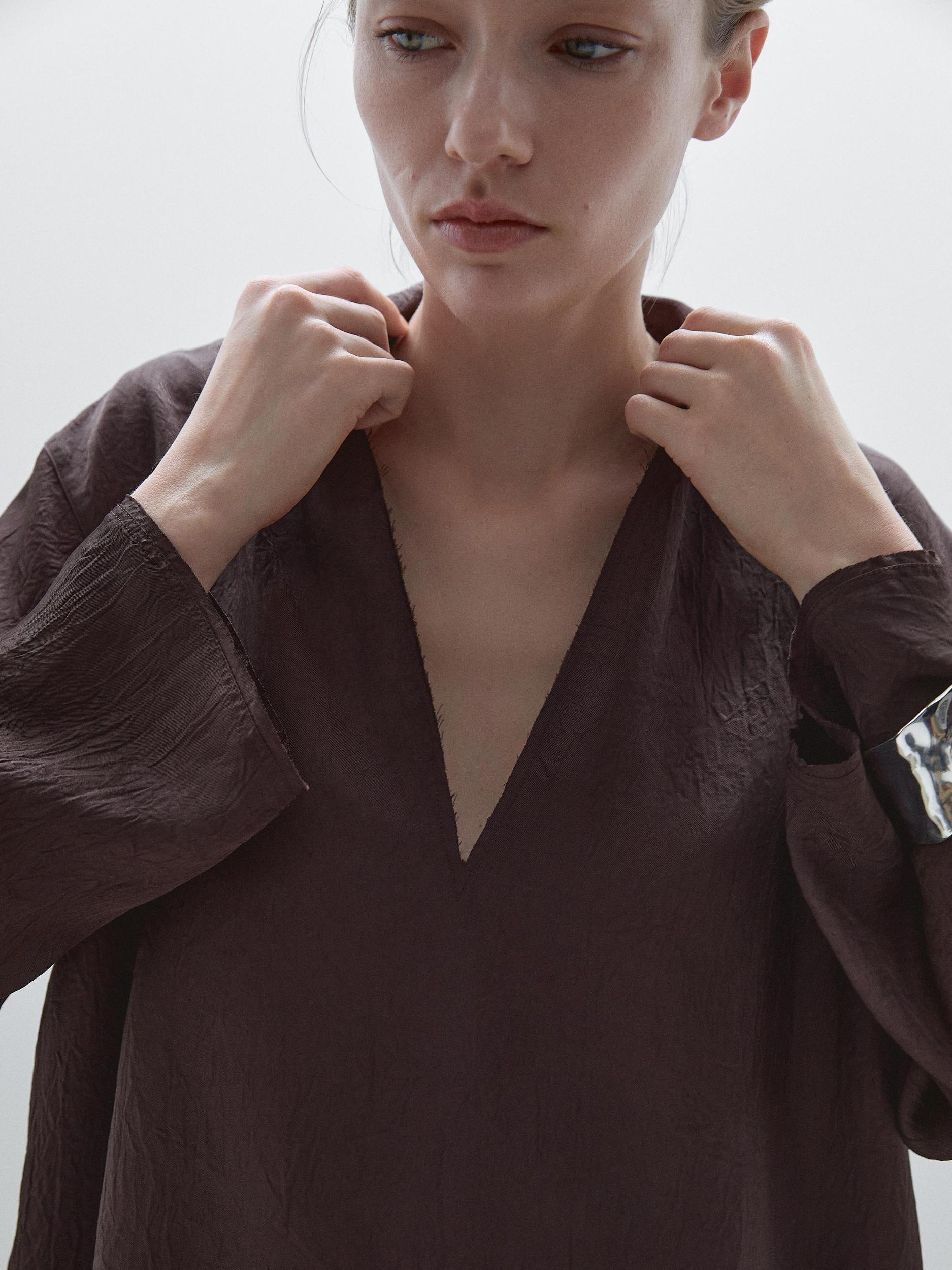 Flowing shirt featuring long sleeves with vents Product Image