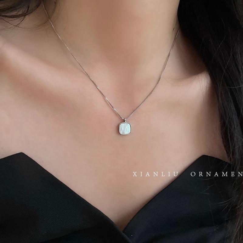 Metallic Necklace Product Image