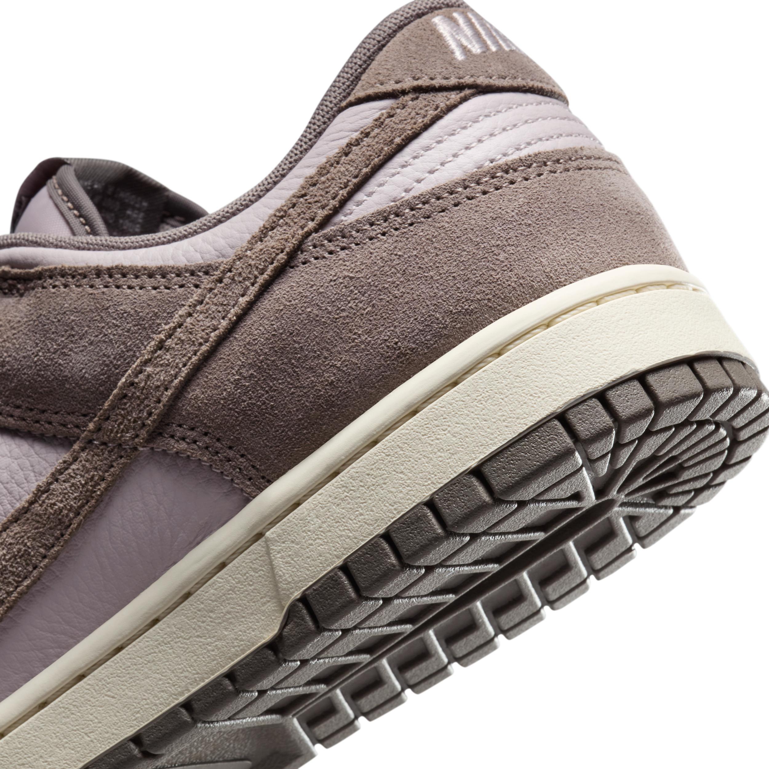Nike Men's Dunk Low Retro SE Leather/Suede Shoes Product Image