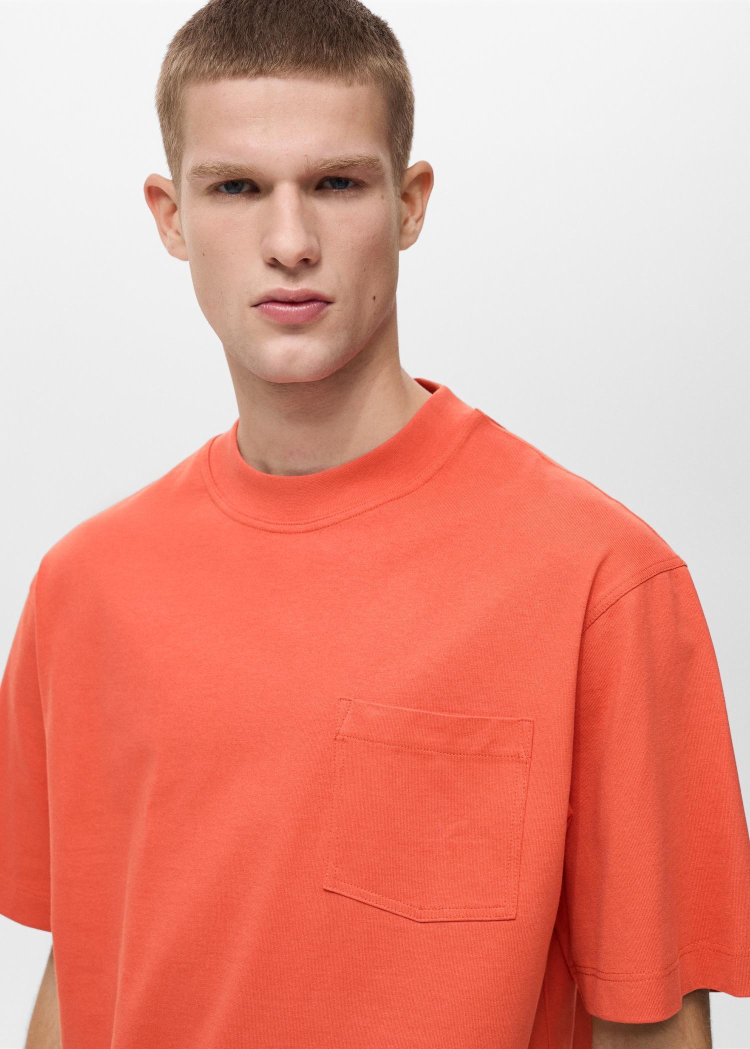 T-shirt 100% cotton boxy fit pocket - Men | MANGO USA Product Image