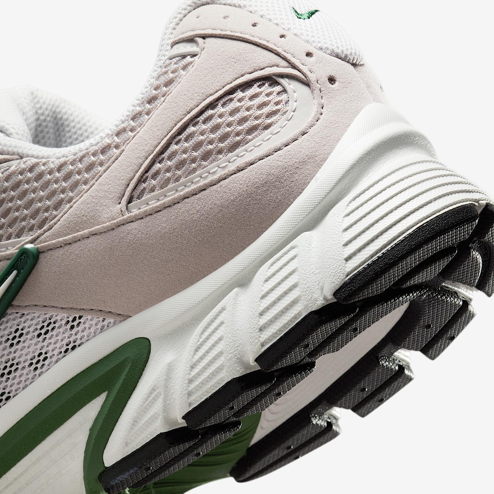 Nike Men's V5 RNR Shoes Product Image