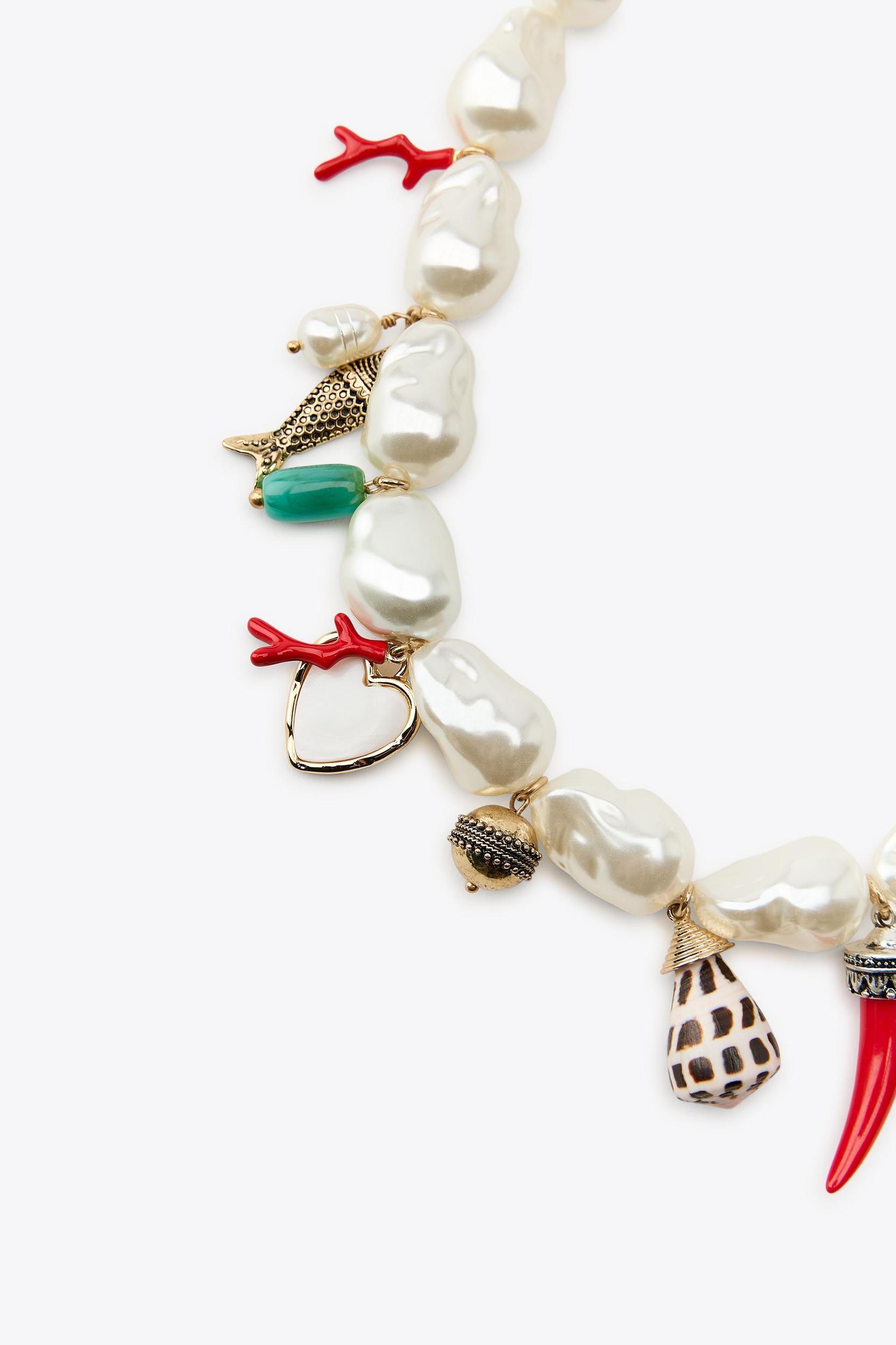 CHARM AND PEARL NECKLACE Product Image