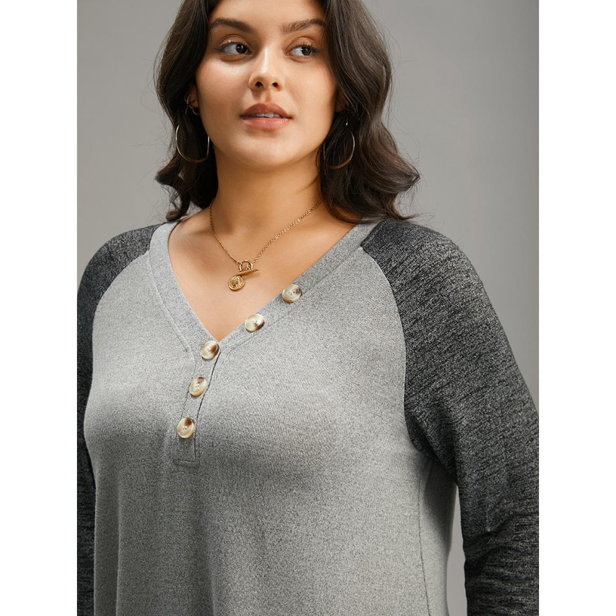 Plus Size Contrast Button Detail Raglan Sleeve T-shirt Gray Women Casual Contrast Plain V-neck Dailywear T-shirts BloomChic 18-20/2X Product Image