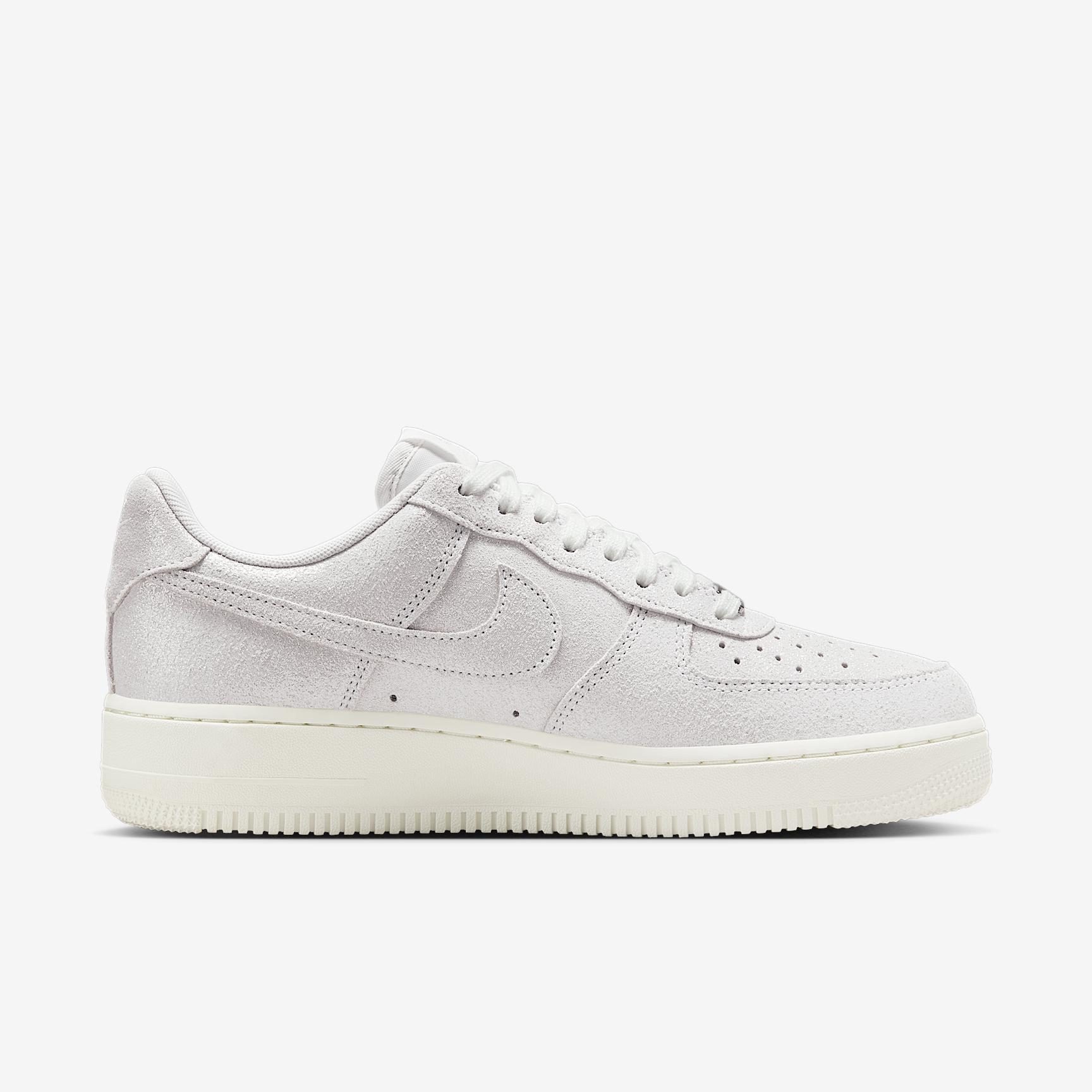 Nike Women's Air Force 1 '07 SE Shoes Product Image