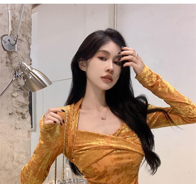 Long-Sleeve V-Neck Jacquard Ruched Slim Fit Crop Top Product Image