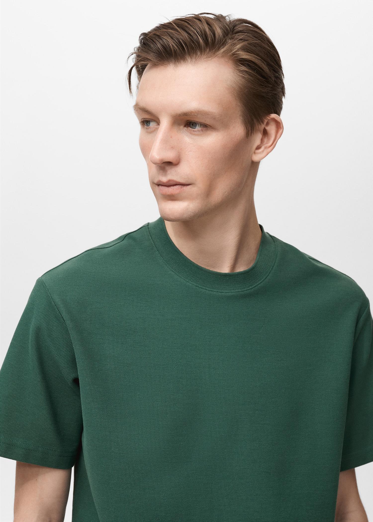 Regular-fit textured t-shirt - Men | MANGO USA Product Image