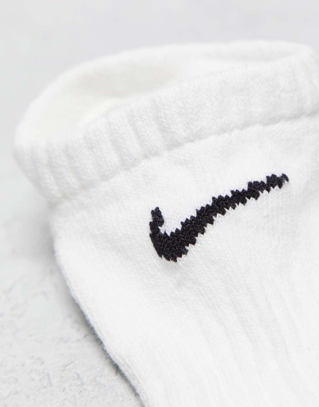 Nike Training Everyday Cushioned 3 pack sneaker socks in white Product Image