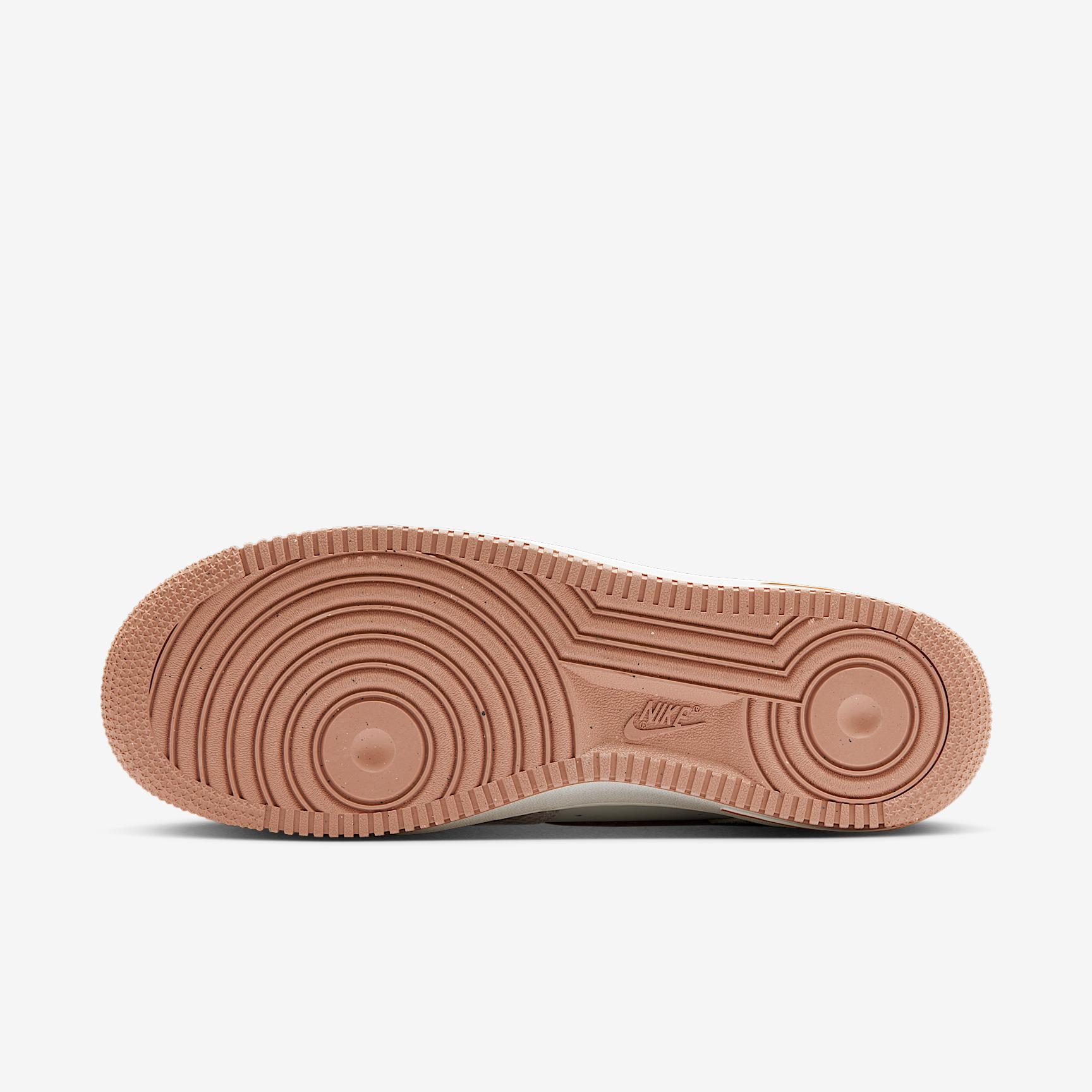 Nike Men's Air Force 1 '07 LV8 Shoes Product Image